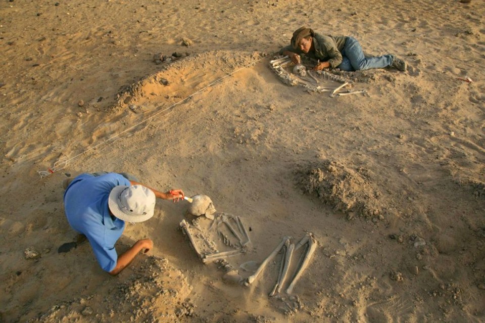 Os arqueólogos Paul Sereno e a arqueóloga Elena Garcea procuram vestígios no sítio arqueológico de Gobero | Mike Hettwer / Reuters