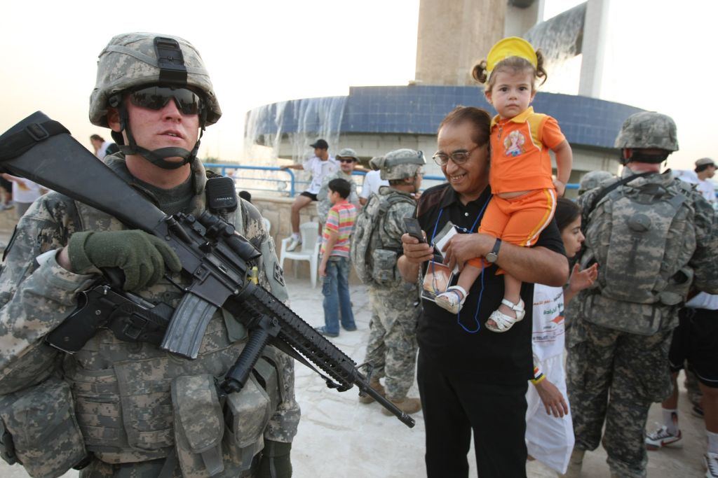 Soldado americano faz a segurança de um parque recém-inaugurado em Bagdá: impasse entre EUA e Iraque sobre retirada das tropas | Ahmad Al-Rubaye/AFP