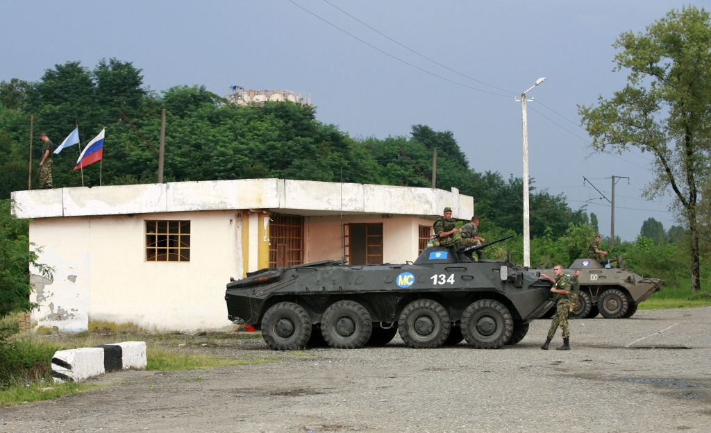 Soldados russos guardam prédio que deverá ser um dos postos de controle na Geórgia | Umit Bektas/Reuters
