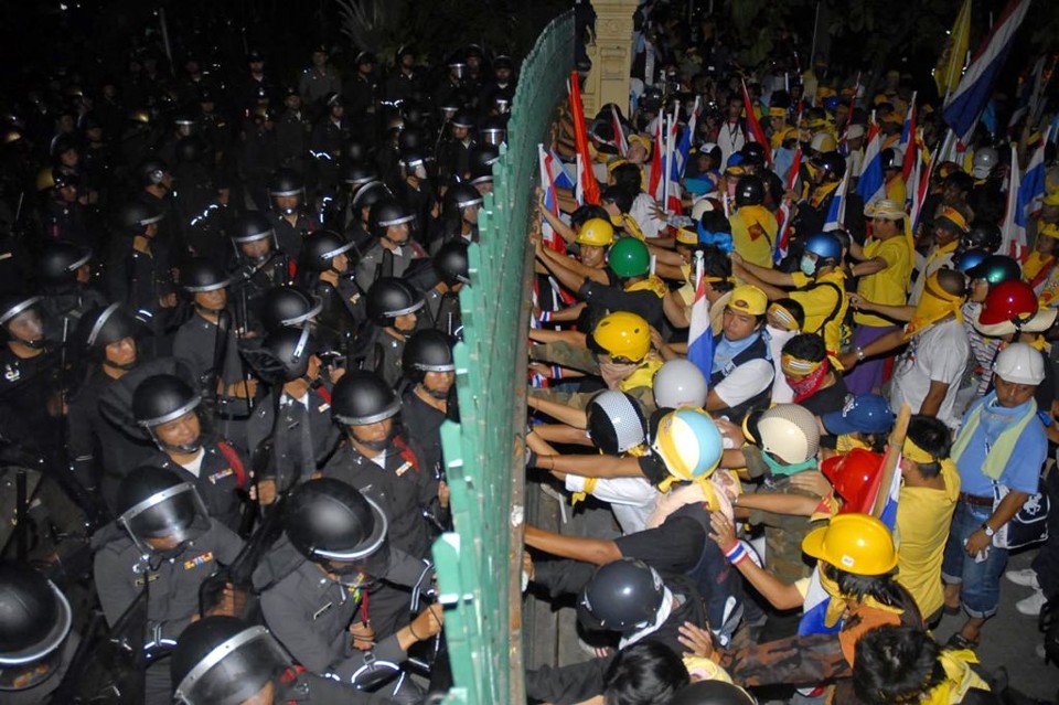 Cerca de 2 mil manifestantes enfrentaram a polícia tailandesa: pelo menos 10 pessoas tiveram ferimentos leves | Stringer / Reuters