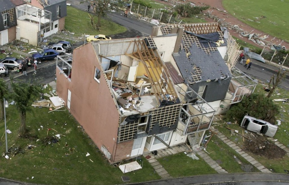 Tornado destelhou casas, devastando Hautmont: moradores assustados visualizam os estragos | Sadouki  / Reuters