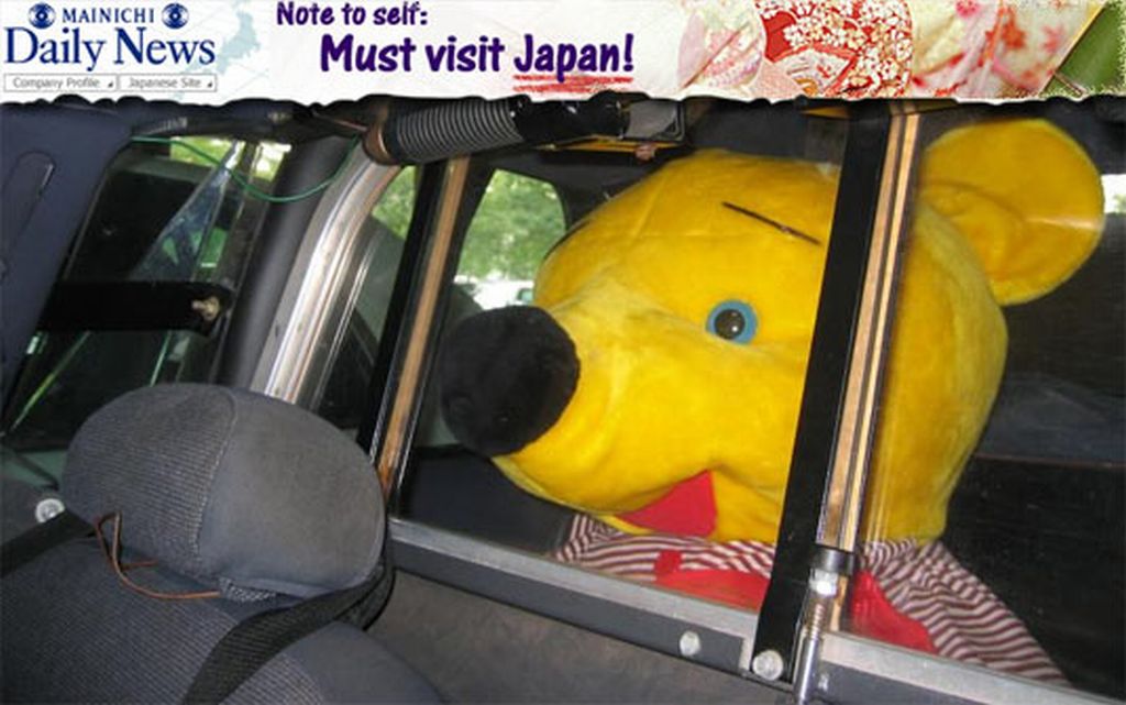 "Ursinho Pooh" é encaminhado de camburão para a delegacia em Tóquio, no Japão | Reprodução/Mainichi Shimbun
