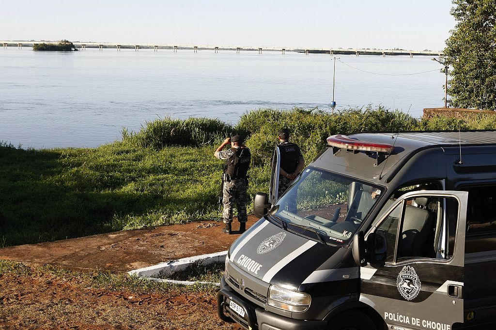 Buscas: policiais fiscalizam margem do Rio Paraná, onde ocorreu o massacre de Guaíra. Do outro lado, o Paraguai, possível abrigo dos matadores | Rodolfo Büher/Gazeta do Povo