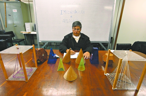 O mais importante é trazer o que está escrito nos livros para a realidade. A Geometria está presente no nosso dia-a-dia. É preciso que o aluno saiba aplicar
o que aprende em sala de aula no seu cotidiano. Quando ele conseguir perceber isso e entender
que a teoria é apenas a explicação do que lhe ocorre na prática, já teremos meio caminho andado.
Rafael Carlos Velez Benito, professor de Matemática do ensino médio, técnico e das engenharias da Universidade Tecnológica Federal do Paraná (UTFPR). | Jonathan Campos/Gazeta do Povo