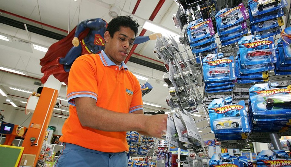 Edson começou como temporário e hoje é vendedor sênior de uma loja de brinquedos. | Daniel Castellano/Gazeta do Povo