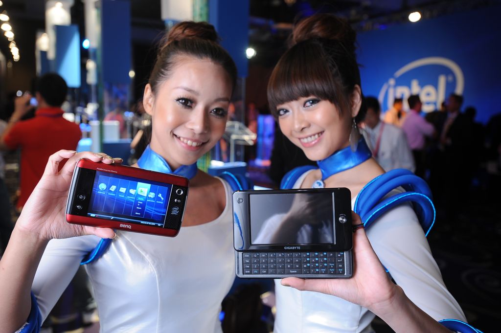 Modelos apresentam dispositivos equipados com chips Intel na feira Computex, realizada em julho: aposta na internet móvel | Fotos: Divulgação