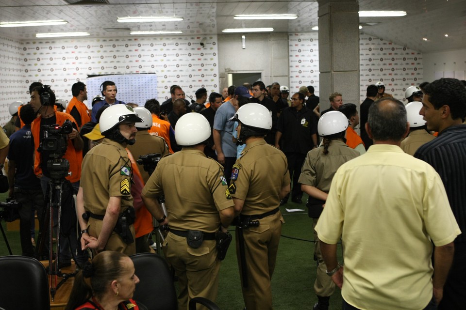 Zona mista, entre os vestários da Arena, foi palco de confusão na partida Atlético x Grêmio no Brasileirão de 2007 | Antônio Costa / Gazeta do Povo