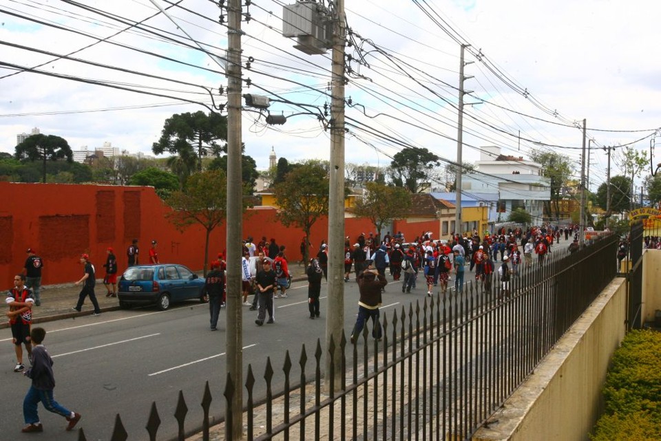 Torcedores do Atlético assustaram moradores do bairro Água Verde | Pedro Serápio / Gazeta do Povo
