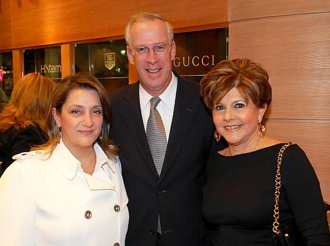 Norma Camargo (à dir.) foi recebida por Christian Hallot, embaixador da H.Stern, e pela gerente da marca em Curitiba, Silvia Karam de Chueiri, no coquetel de lançamento da nova coleção da grife, inspirada na companhia de dança mineira Grupo Corpo |