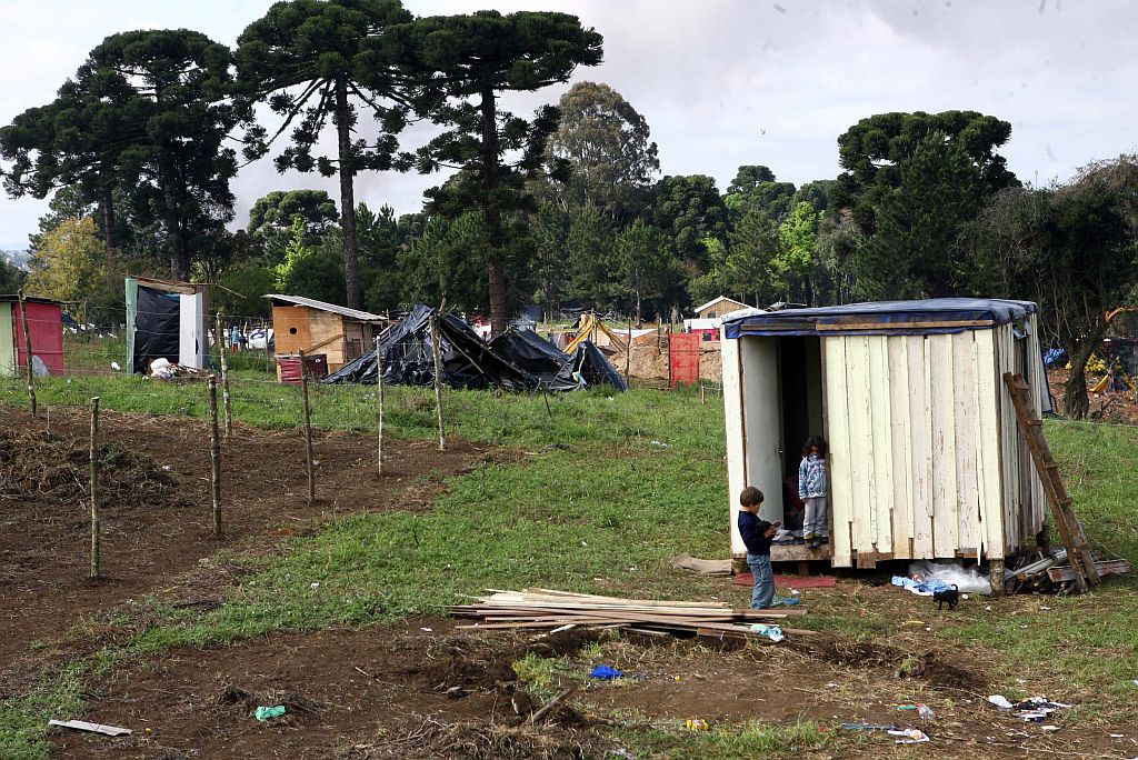 Primeiros barracos erguidos: terreno de 1,7 mil metros quadrados está sendo dividido em lotes de 10 por 20 metros |
