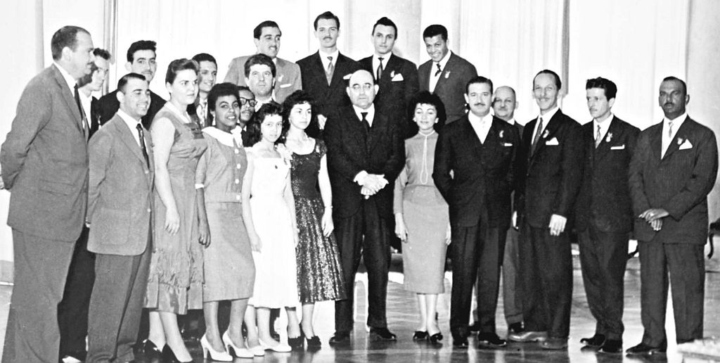 O governador Moisés Lupion (ao centro, de óculos) homenageia a equipe da Rádio Clube Paranaense | Fotos: Arquivo pessoal/ Claudete Rufino