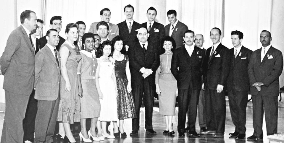 O governador Moisés Lupion (ao centro, de óculos) homenageia a equipe da Rádio Clube Paranaense | Fotos: Arquivo pessoal/ Claudete Rufino