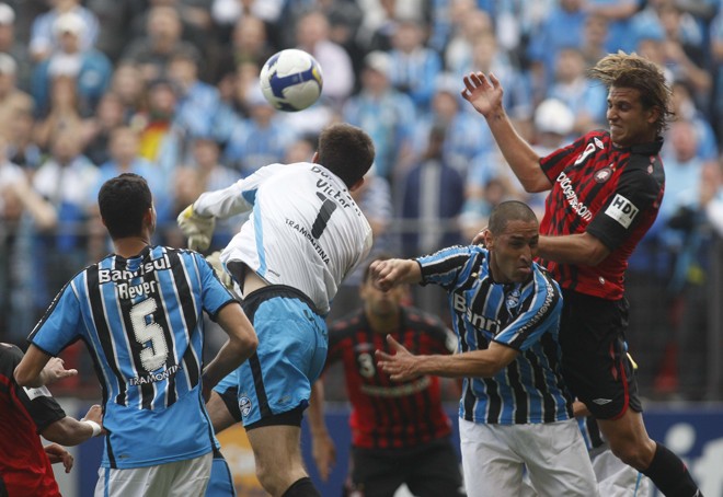 Jogo corrido e de muita marcação. Jogada aéreas eram as principais apostas do Grêmio durante o jogo |