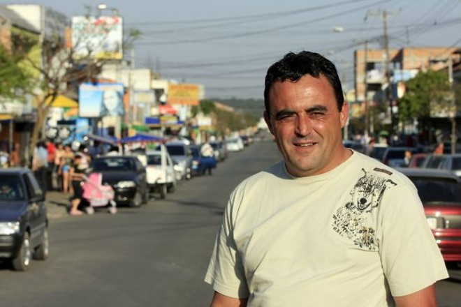 14 horas- O líder comunitário Jurandir Ferreira, o Alicate, circula na Rua São José dos Pinhais, um dos centros comerciais do Sítio Cercado. Local tem comércio vivo, população de 115 mil habitantes, mas índices crescentes de violência. Apenas no primeiro semestre foram 46 homicídios. | 