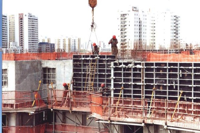 Sistema construtivo com fôrmas de aço da empresa paulista SH. Na imagem, construção já está na fase da retirada de fôrmas | 