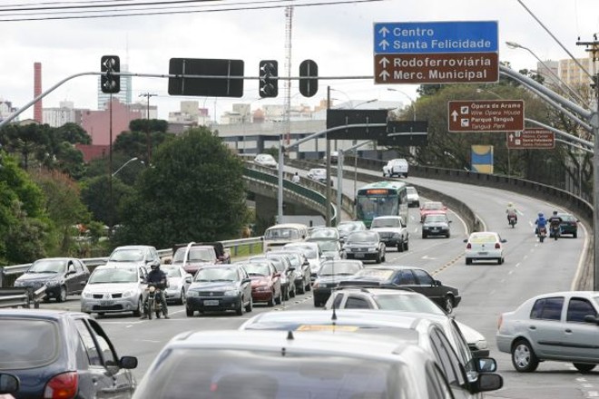 Entre os 41 viadutos de Curitiba, o Capanema é um dos raros equipamentos na área central da cidade |