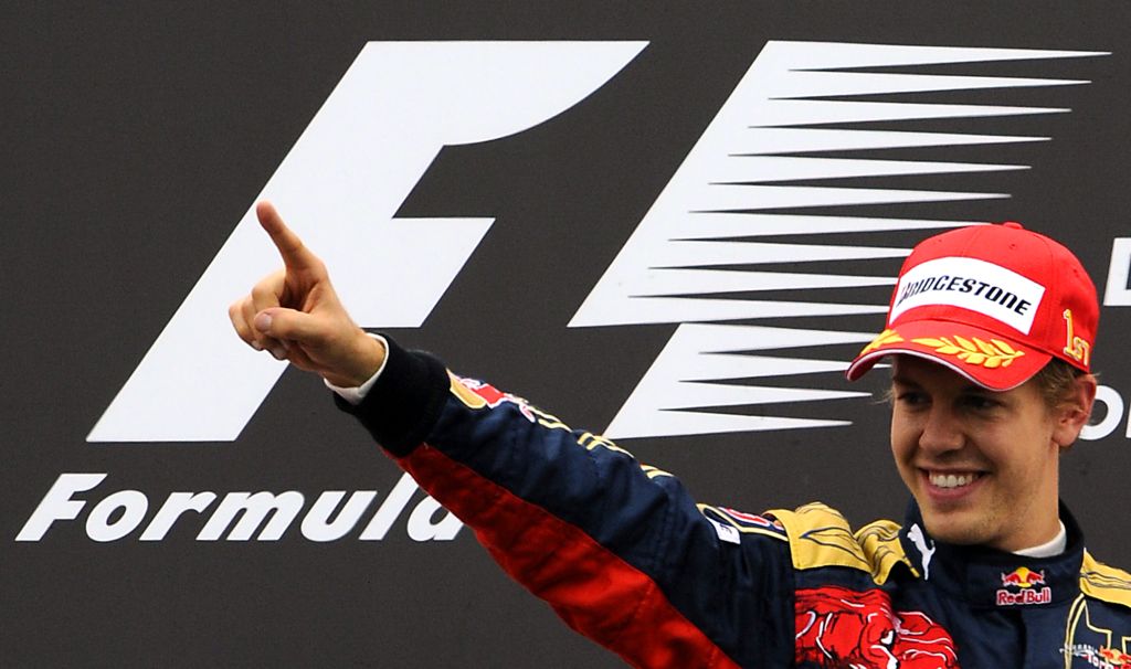 Sebastian Vettel comemora a inédita vitória na Fórmula 1: apontado como futuro campeão mundial, alemão irá trocar a Toro Rosso pela matriz Red Bull na próxima temporada | Bertrand Guay/AFP