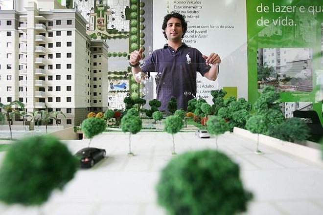 Investimento na tendência: Os condomínios-clube têm chamado a atenção não só dos compradores, mas também de um público sempre de olho nas tendências do mercado imobiliário: os investidores. Um deles é o empresário curitibano Fernando Donnabella, que nos últimos meses comprou dez unidades do condomínio Fit Palladium, lançado pela Fit Residencial, em parceria com a Monarca. A idéia é revendê-los quando as obras estiverem próximas de sua conclusão.