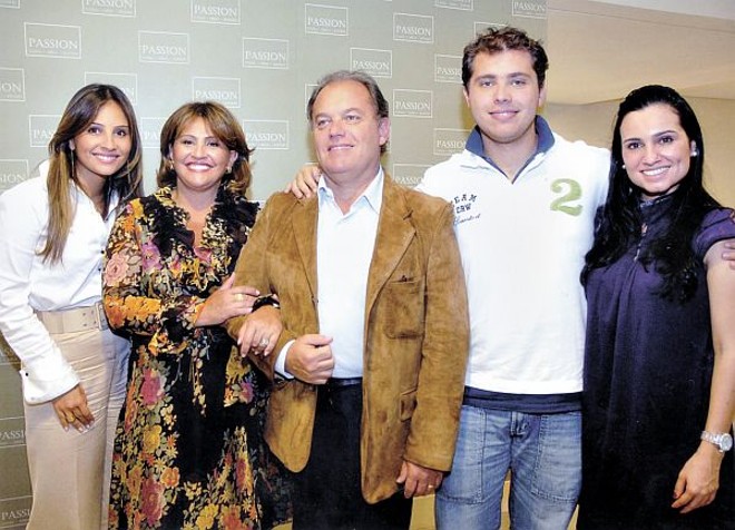 Badalado evento - Carlos Ferreirinha, um dos ícones nacionais sobre o mercado de luxo, a convite das proprietárias da Loja Passion Andréa Juvenal e Cynthia Ferroni Miró, proferiu palestra para elegante grupo da sociedade. Na foto, o casal Cynthia  Renato Lobo Miró, os filhos Renata, Diogo e a jovem Ana Paula Cherubim | 
