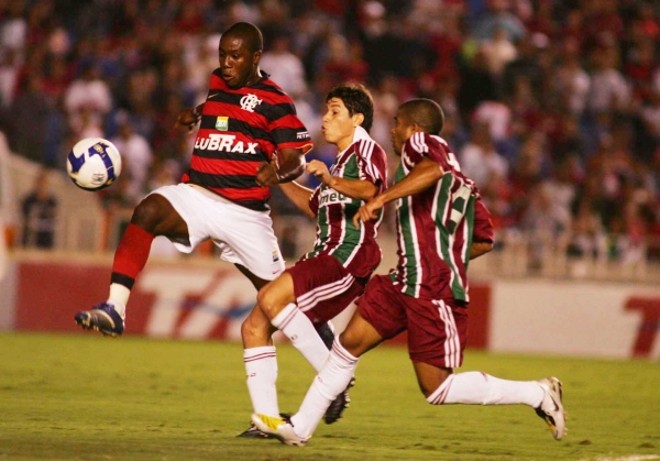 Toró (do Flamengo), Conca e Júnior César disputam jogada no movimentado clássico do Maracanã | 