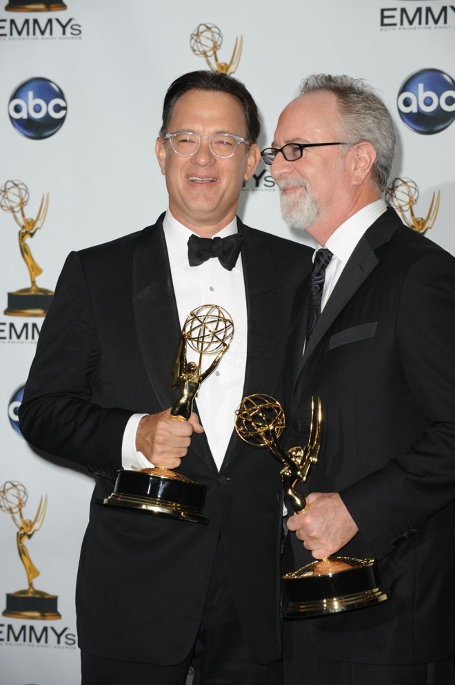 Tom Hanks e Gary Goetzman receberam o prêmio de melhor minissérie por 