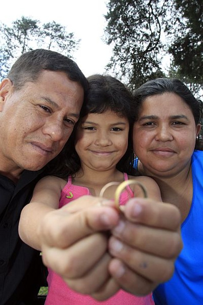 Marciel, Roseli e a filha Bruna: aliança de R$ 1,99 e casamento de 14 anos. | 