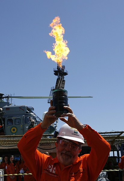 Lula e o cigarro: polêmica incendiária. | Jamil Bittar/Reuters