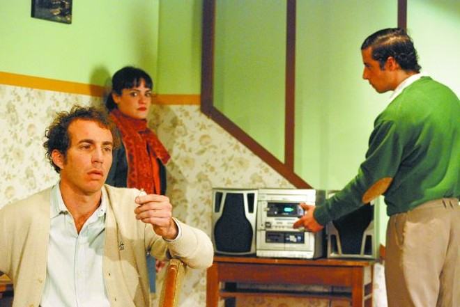 Esteban Biglilardi, Pilar Gamboa e Esteban Lamothe são dois irmãos e uma prima em Algo de Ruído Hace, de Romina Paula | 