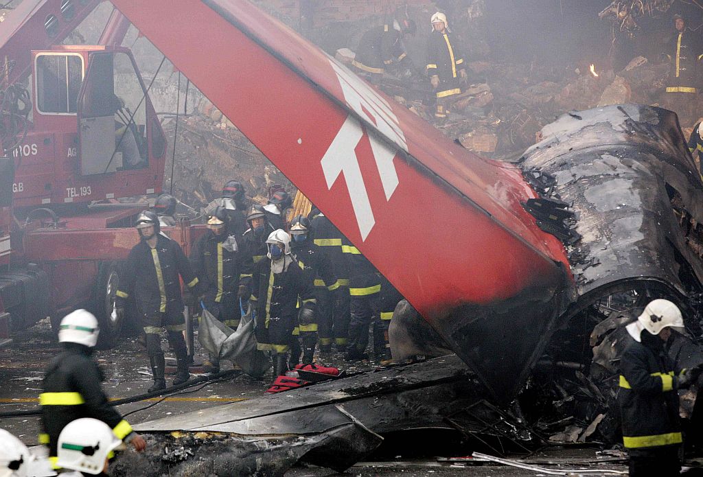 Acidente em julho de 2007, quando um avião da TAM derrapou na pista de Congonhas e atingiu um prédio da companhia | Mickei Roggers/Reuters