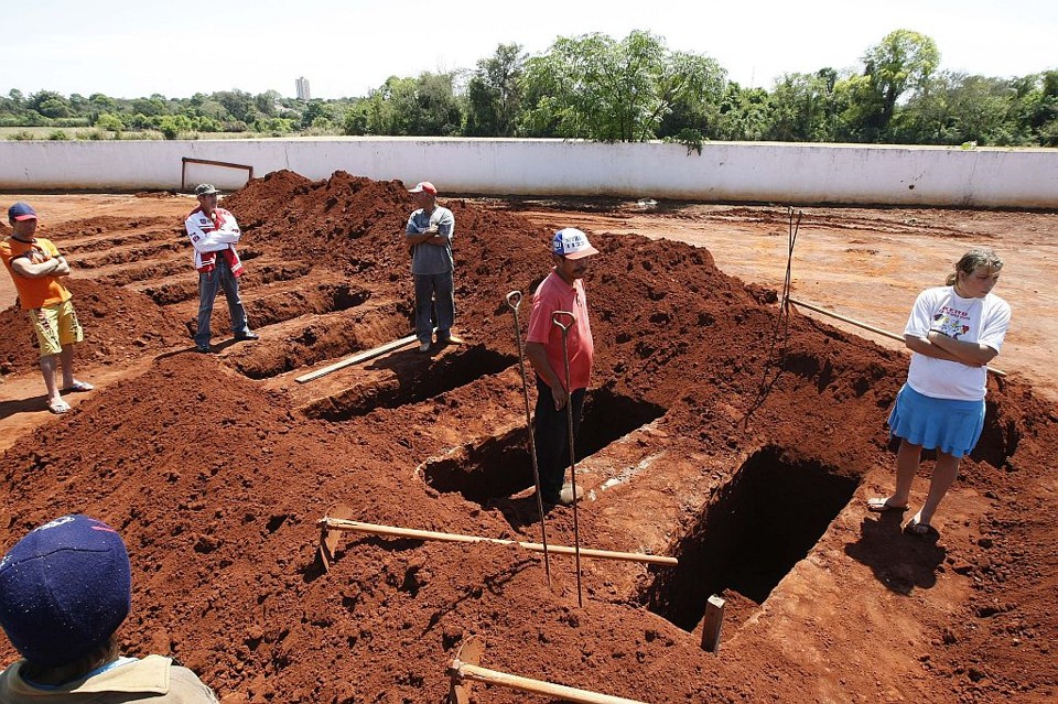 Covas abertas para o sepultamento dos corpos das vítimas da maior chacina da história do Paraná. Quinze pessoas foram mortas às margens do Lago de Itaipu, em Guaíra, na segunda-feira | Rodolfo Bührer/Gazeta do Povo