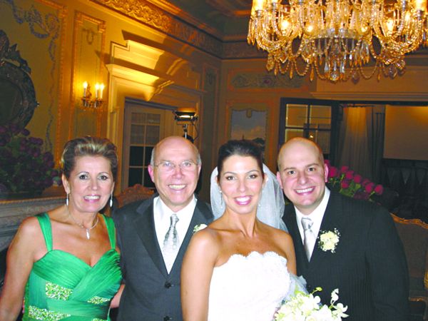 Sementes de amor-perfeito- O vice-presidente do Bradesco, Idevalter Borba, e sua Maria Luísa sorriem ao lado da filha Fabiana e do noivo Rafael Mehl. Sementes de amor-perfeito brindavam os convidados à saída. Lá fora, prenúncio de primavera, chovia copiosamente. Zoom fotografou |