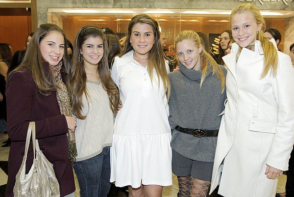 Gabriela Gugelmin (à esq.); Giovanna de Almeida; Rafaella El Omeiri; Victória Slaviero e Bruna Vanhazebrouck, no coquetel oferecido pela joalheria Bergerson do Shopping Crystal. O belo quinteto está entre as 86 debutantes do baile que ocorre hoje no Clube Curitibano |