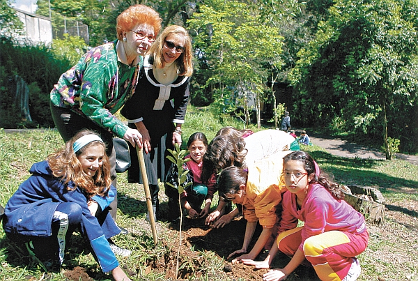 Homenagem a Túlio Vargas - A convite do secretário municipal do Meio Ambiente, José Antonio Andreguetto, e do presidente do Lions Clube Curitiba Centro, Aníbal Becerra, em solenidade realizada no Centro de Educação Integral Heitor de Alencar Furtado, o saudoso escritor Túlio Vargas recebeu expressiva homenagem. Saudação feita pela secretaria do Meio Ambiente e as palavras dos companheiros do Lions, Murilo Reffo e Mario De Mari, sensibilizaram os presentes. No Bosque que recebeu o nome de Túlio Vargas, alunos do Centro de Educação Integral, ao lado de Lylian Vargas e da vereadora Nely Almeida, plantaram árvores, em significativo ato cívico e ecológico |