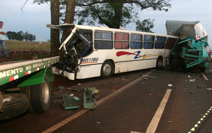 Motorista do caminhão baú morreu no local | Dirceu Portugal/Gazeta do Povo