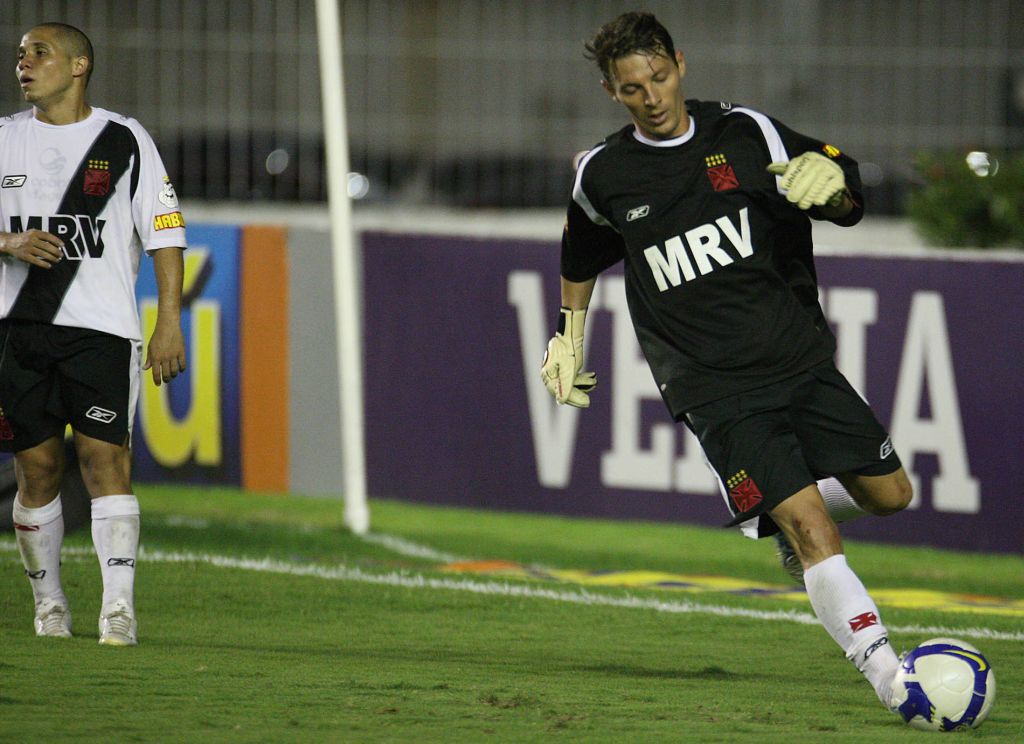 Na partida que consolidou a saída do Atlético da ZR, o atacante Leandro Amaral terminou o jogo com o Náutico como goleiro do Vasco | Maurício Val/ Vipcomm