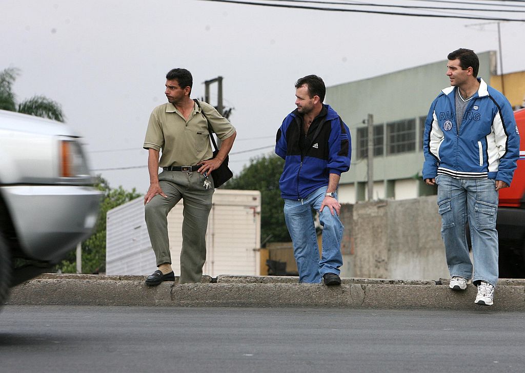 Pedestres tentam atravessar a Linha Verde: espera e perigo iminente | Ivonaldo Alexandre/Gazeta do Povo