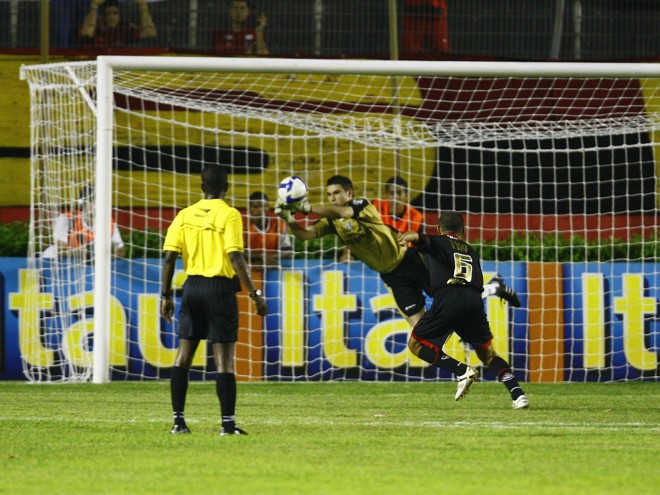 O goleiro Vanderlei, em grande fase, se destaca na partida em Salvador | 