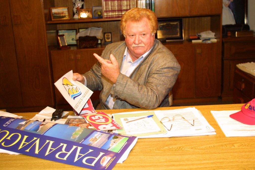 O senhor, governador, está tentando várias formas de manter o cachorrão do seu irmão no governo. Mas vamos tirá-lo. Vou ser mais forte.Mário Roque, ex-prefeito de Paranaguá e candidato do PMDB. | Antônio Costa/Gazeta do Povo