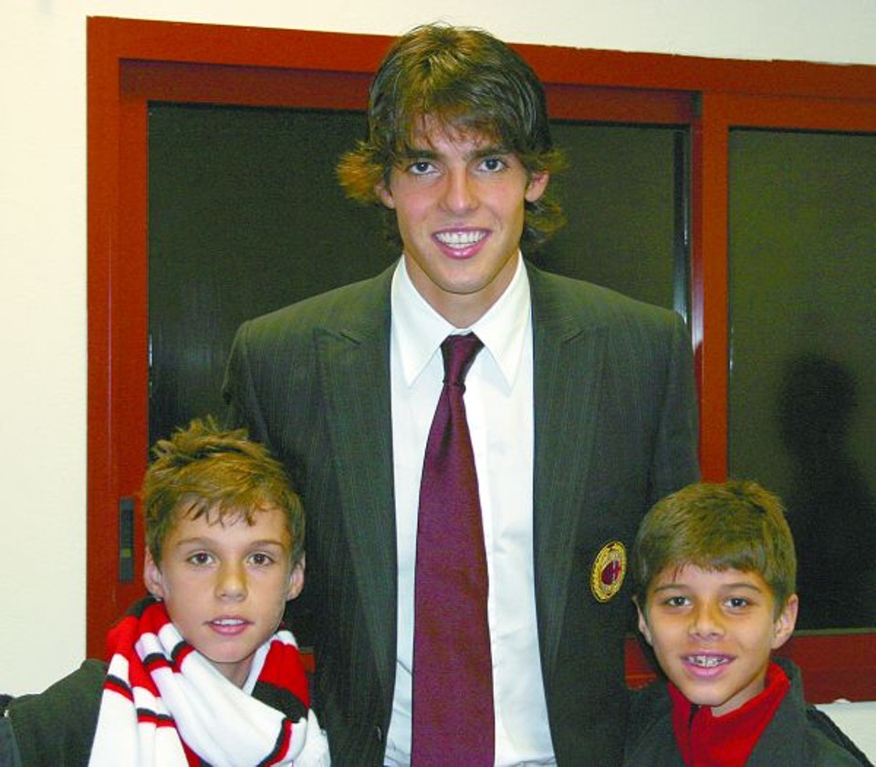 Futebol à milanesa- O Milan abre em dezembro seu Junior Camp em Curitiba, no Internato Paranaense, colégio marista do Batel. Lançamento terça, na Win Lounge. Aqui, a franquia da Worldwide Football, de Rodrigo Barp e Arthur Conceição, procura parceiros. Na foto, Kaká, estrela do time, abraça participantes do programa esportivo do poderoso clube milanês, este o rubro-negro que deu certo... |