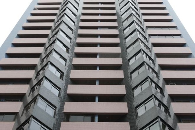 Para o prédio onde mora, o arquiteto Marco Aurélio Ruaro fez um projeto de isolamento acústico nas sacadas | 