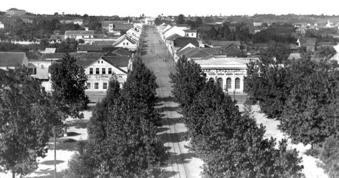 Parte da Praça Osório e a Comendador Araújo, em 1909 |