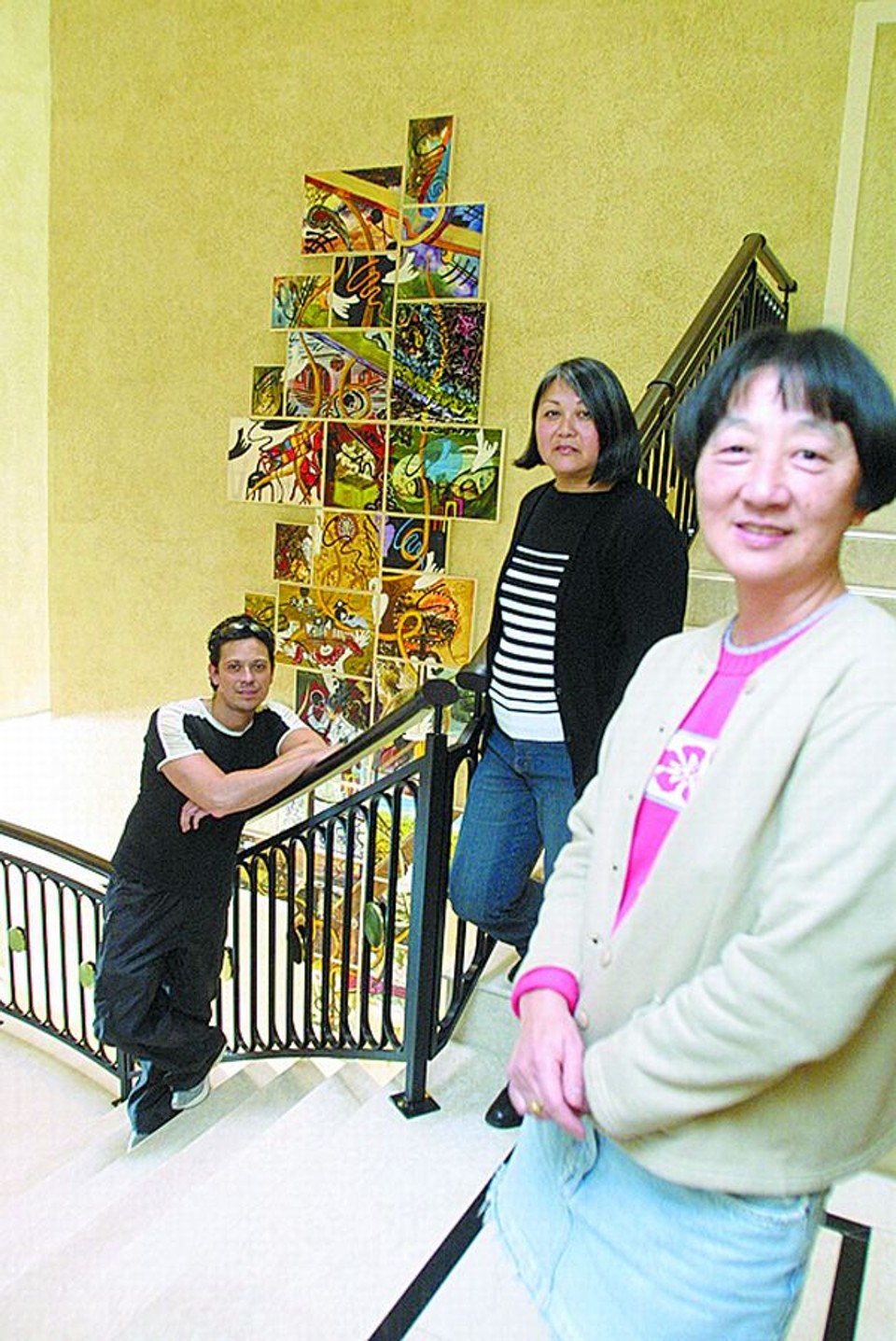 A ceramista Alice Yamamura ( a primeira a partir da direita, com alunos em seu ateliê) morreu na última sexta-feira, em Curitiba | Jonathan Campos/Gazeta do Povo