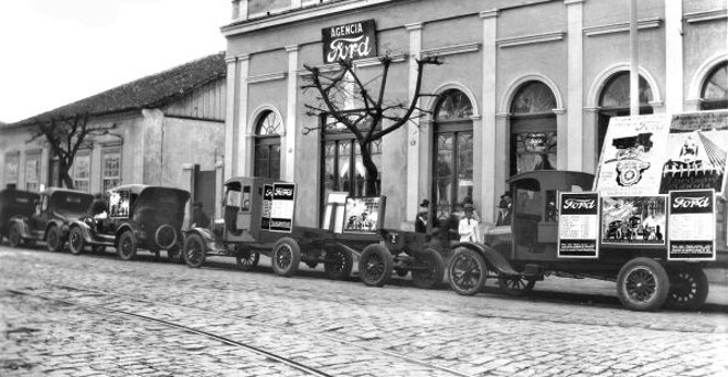 Agência Ford, na esquina da Comendador Araújo, em 1924 |