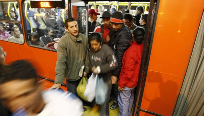 Terminal do Pinheirinho, em fim de tarde: capacidade dos biarticulados está esgotada. | 