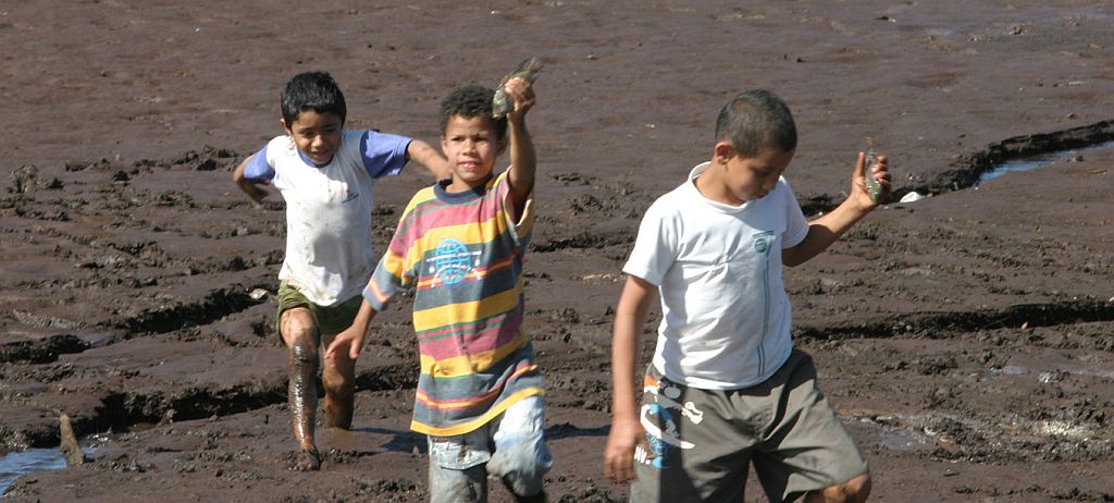 Instituto Ambiental fará um relatório de todos os danos causados pelo rompimento de barragem em Campo Mourão. Crianças aproveitam o lago vazio para brincar | Dirceu Portugal/Gazeta do Povo