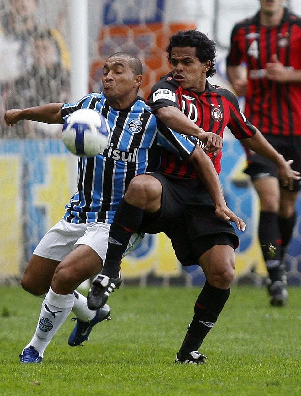 Jogo disputado do começo ao fim. O Grêmio foi melhor, mas não conseguiu vencer a boa marcação atleticana | Valterci Santos / Gazeta do Povo