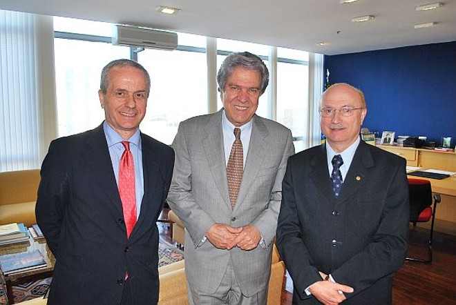 O ministro das Comunicações, Hélio Costa (ao centro), foi convidado pessoalmente, nesta semana, pelo diretor de Relações Institucionais da Rede Paranaense de Comunicação, Luis Roberto Antonik (à esq.), para a inauguração do sistema de tevê digital que a RPC fará em outubro, em Curitiba. Antonik estava acompanhado do deputado federal Osmar Serraglio |