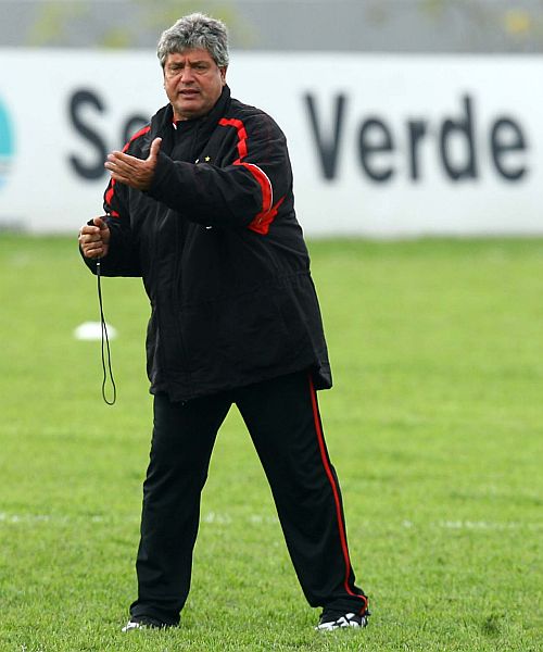 O técnico Geninho comandou a abertura dos treinamentos do Atlético à imprensa. É bom para todos, disse ele. | Hedeson Alves/Gazeta do Povo