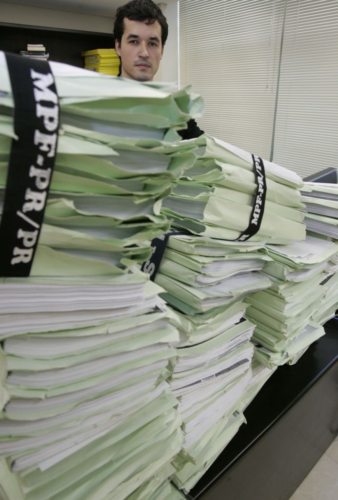 Dallagnol e a pilha de documentos das investigações: o STJ "jogou no lixo" o trabalho | Marcelo Elias/Gazeta do Povo