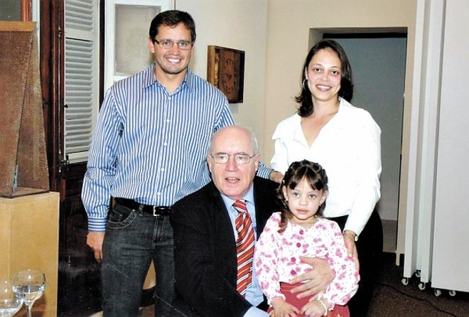 Vozes do Paraná - O jornalista Aroldo Murá Haygert e os familiares Joselene e Fábio César Leite Haygert e neta Isabelle Vitória, no lançamento de seu livro que foi sucesso. A obra registra perfis biográficos paranaenses, evento realizado no Espaço Cultural do BRDE  Palacete dos Leões | 